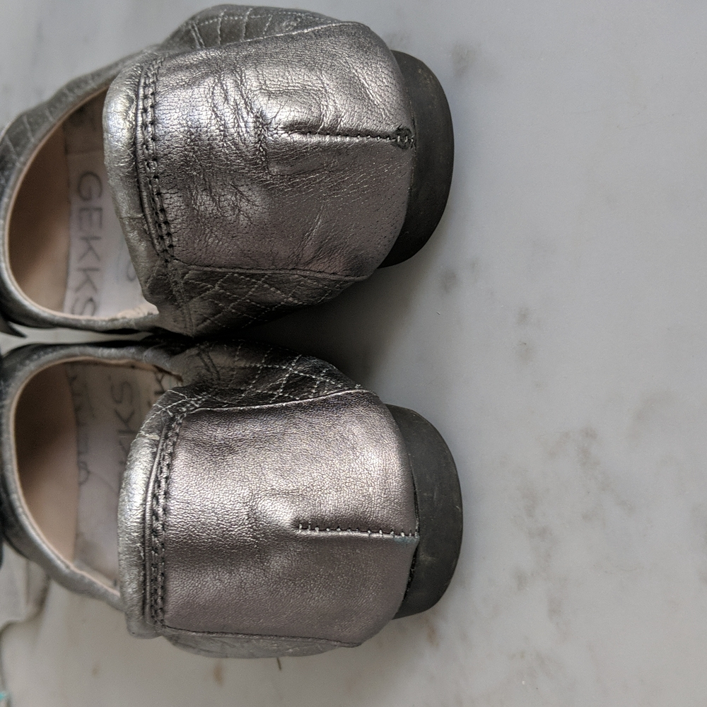 Cole Haan quilted silver ballet flats, size 7 with new gekks sock liners - Picture 3 of 7
